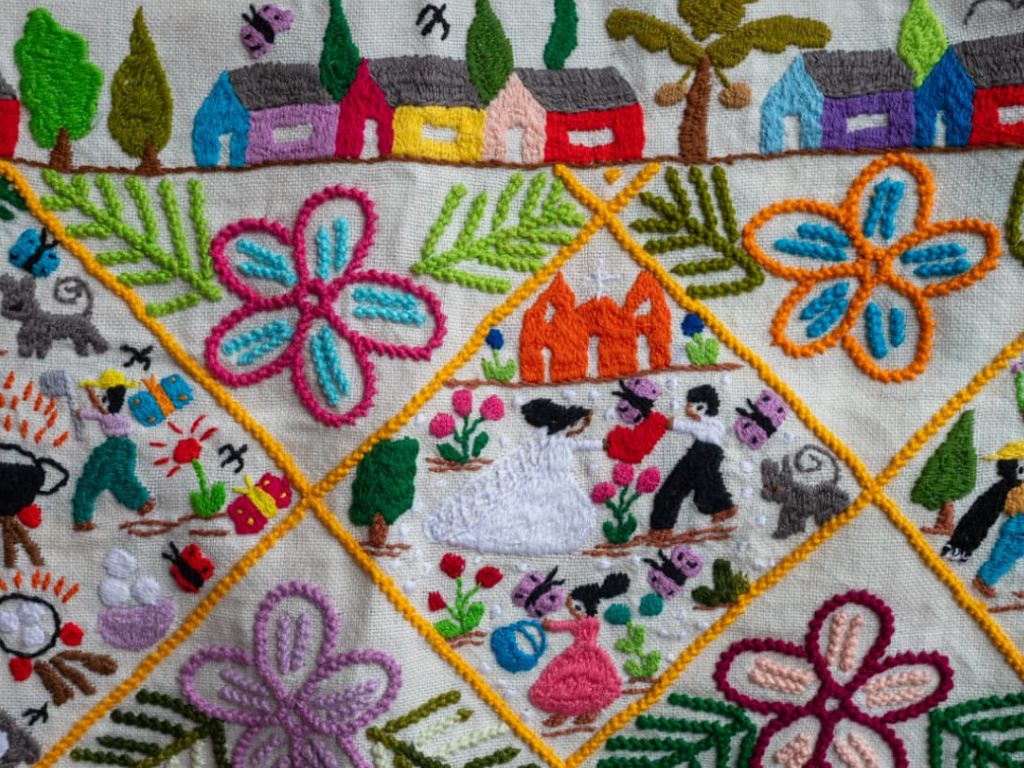Artesanas y artesanos de pueblos originarios muestran sus creaciones en la Feria Artesanal “Nuestras Culturas Viven”, instalada en el Museo Nacional de Culturas Populares, donde el público conoce técnicas, saberes y tradiciones de diversas regiones de México.