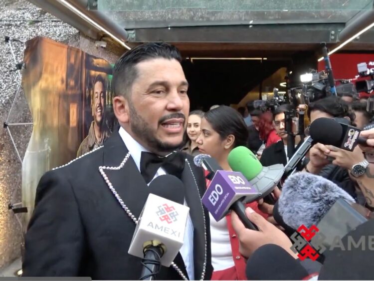 Luis Ángel “El Flaco” posa durante la presentación de su álbum Tequila y Guaro en Ciudad de México, donde habló sobre la inspiración del proyecto y sus próximos retos profesionales.