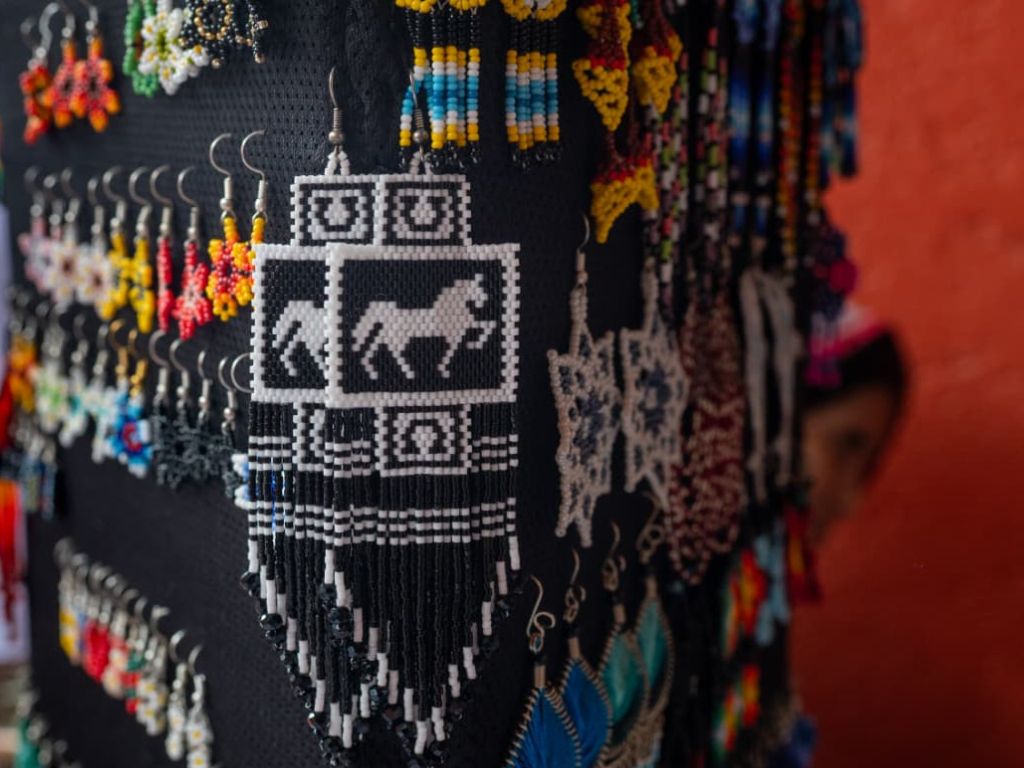 Artesanas y artesanos de pueblos originarios muestran sus creaciones en la Feria Artesanal “Nuestras Culturas Viven”, instalada en el Museo Nacional de Culturas Populares, donde el público conoce técnicas, saberes y tradiciones de diversas regiones de México.