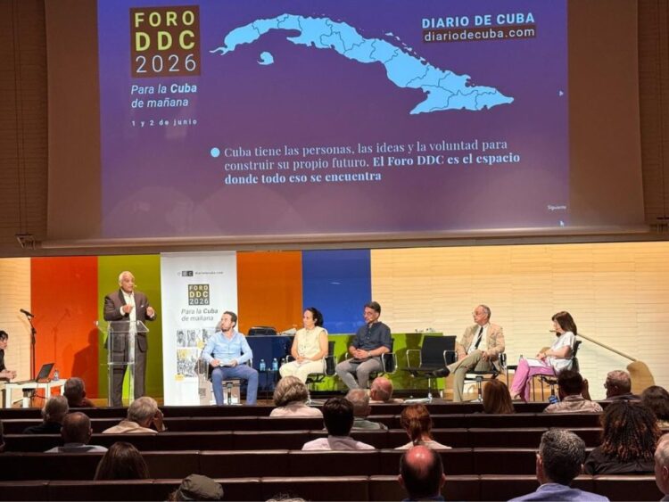 Participantes del Foro DDC dialogan sobre democracia, sociedad civil y posibles escenarios de transición política en Cuba.