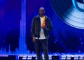 El productor musical Sergio George posa con el reconocimiento Ícono de la Industria Musical durante la ceremonia de Premios Tu Música Urbano Mix 2026 celebrada en San Juan, Puerto Rico.