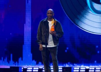 El productor musical Sergio George posa con el reconocimiento Ícono de la Industria Musical durante la ceremonia de Premios Tu Música Urbano Mix 2026 celebrada en San Juan, Puerto Rico.