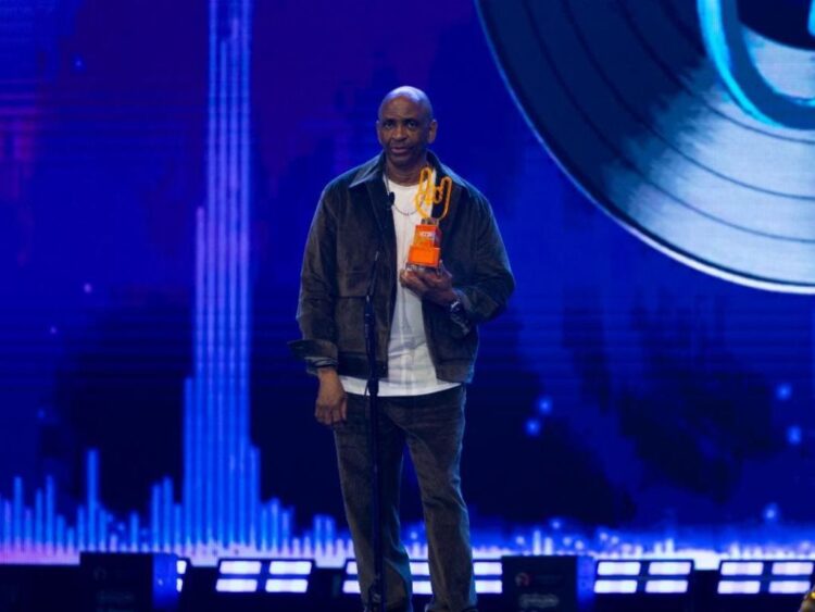 El productor musical Sergio George posa con el reconocimiento Ícono de la Industria Musical durante la ceremonia de Premios Tu Música Urbano Mix 2026 celebrada en San Juan, Puerto Rico.