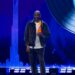 El productor musical Sergio George posa con el reconocimiento Ícono de la Industria Musical durante la ceremonia de Premios Tu Música Urbano Mix 2026 celebrada en San Juan, Puerto Rico.
