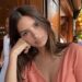 Emily Ratajkowski posa para una fotografía mientras habla sobre maternidad, relaciones personales y los desafíos de equilibrar su vida profesional y familiar como madre soltera.