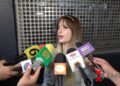 Imelda Tuñón conversa con reporteros durante un encuentro con la prensa, donde aborda las declaraciones de Aranza sobre Julián Figueroa y diversos asuntos familiares y legales.