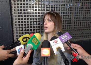 Imelda Tuñón conversa con reporteros durante un encuentro con la prensa, donde aborda las declaraciones de Aranza sobre Julián Figueroa y diversos asuntos familiares y legales.