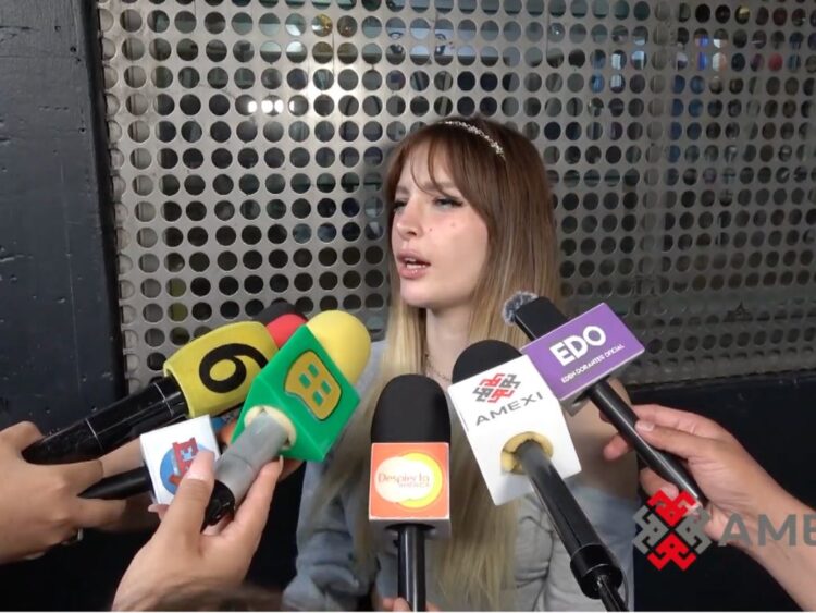 Imelda Tuñón conversa con reporteros durante un encuentro con la prensa, donde aborda las declaraciones de Aranza sobre Julián Figueroa y diversos asuntos familiares y legales.