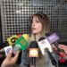 Imelda Tuñón conversa con reporteros durante un encuentro con la prensa, donde aborda las declaraciones de Aranza sobre Julián Figueroa y diversos asuntos familiares y legales.