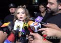 Jacqie Rivera ofrece declaraciones a la prensa tras compartir escenario con Gloria Trevi, donde expresa su agradecimiento por el apoyo recibido y recuerda emocionada el legado de su madre, Jenni Rivera.