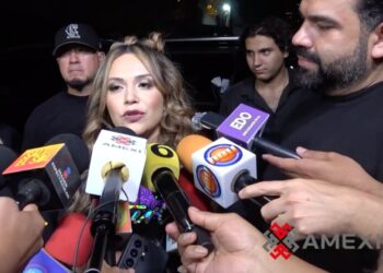 Jacqie Rivera ofrece declaraciones a la prensa tras compartir escenario con Gloria Trevi, donde expresa su agradecimiento por el apoyo recibido y recuerda emocionada el legado de su madre, Jenni Rivera.