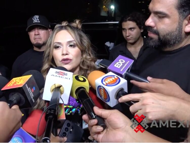 Jacqie Rivera ofrece declaraciones a la prensa tras compartir escenario con Gloria Trevi, donde expresa su agradecimiento por el apoyo recibido y recuerda emocionada el legado de su madre, Jenni Rivera.