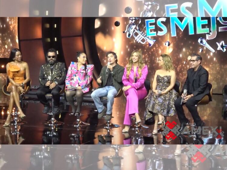 Panel de expertos observa a un participante durante una presentación de talento en el reality ¿Quién es mejor? de TelevisaUnivision.