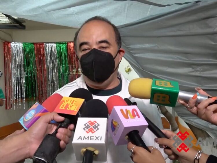 Enrique Selva ofrece una entrevista a medios de comunicación en la que pide apoyo para actores de la tercera edad y comparte su preocupación por la salud de Yolanda Andrade.
