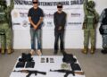 Dos de los detenidos durante los operativos realizados en Sinaloa, donde las autoridades aseguraron armas, explosivos y sustancias para fabricar metanfetamina.