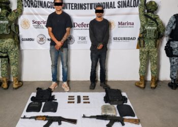 Dos de los detenidos durante los operativos realizados en Sinaloa, donde las autoridades aseguraron armas, explosivos y sustancias para fabricar metanfetamina.