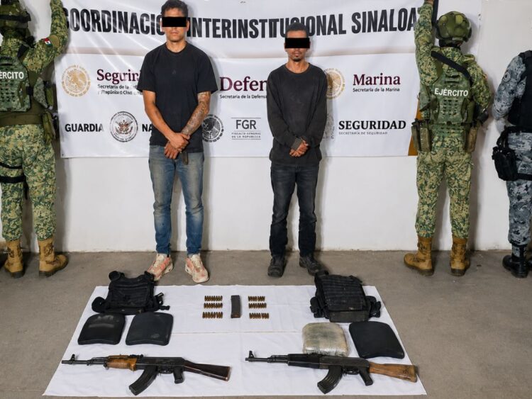Dos de los detenidos durante los operativos realizados en Sinaloa, donde las autoridades aseguraron armas, explosivos y sustancias para fabricar metanfetamina.