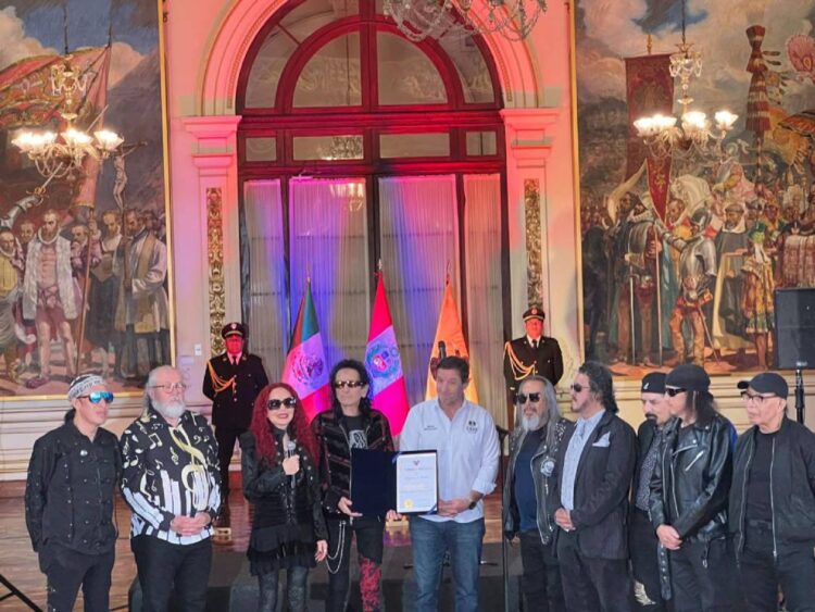 Alex Lora y El Tri reciben la condecoración de “Huéspedes Ilustres” en la Ciudad de Lima