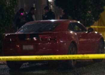 En Nezahualcóyotl ocurrió el doble homicidio contra los ocupantes de un Camaro.