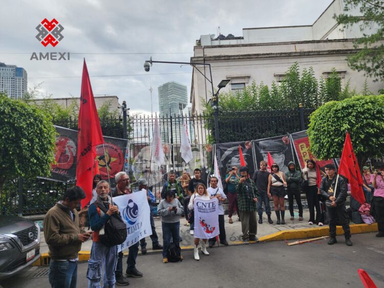 Mitin del Frente Popular Revolucionario frente a la Secretaría de Gobernación para exigir justicia por ataque en Oaxaca.