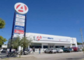 Sucursal de Farmacias del Ahorro abierta al público con servicio las 24 horas en una avenida principal de México.