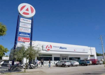 Sucursal de Farmacias del Ahorro abierta al público con servicio las 24 horas en una avenida principal de México.