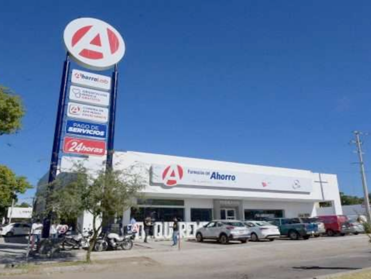 Sucursal de Farmacias del Ahorro abierta al público con servicio las 24 horas en una avenida principal de México.