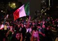 Festejos en Reforma por triunfo de México ante Corea del Sur. AMEXI Foto La Isabel