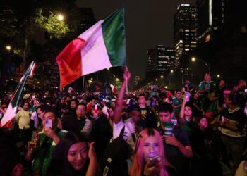 Festejos en Reforma por triunfo de México ante Corea del Sur. AMEXI Foto La Isabel