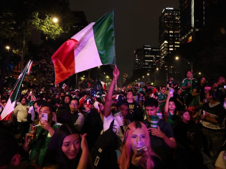Festejos en Reforma por triunfo de México ante Corea del Sur. AMEXI Foto La Isabel