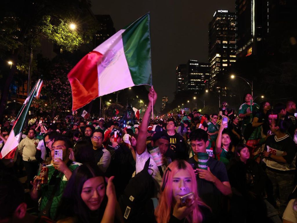 Festejos en Reforma por triunfo de México ante Corea del Sur. AMEXI Foto La Isabel