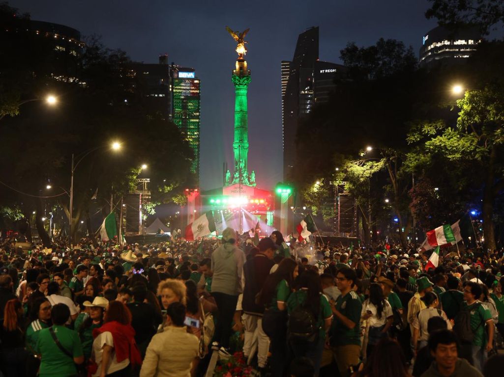 Festejos en el Ángel por triunfo de México. AMEXI Foto La Isabel