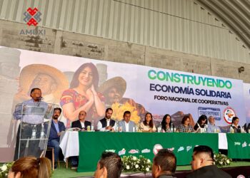 Representantes de cooperativas n México durante el Foro Construyendo Economía Solidaria, donde solicitaron ajustes fiscales, revisión del IEPS a bebidas azucaradas y mayores facilidades en la Ley de Adquisiciones para fortalecer la economía social.