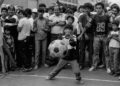 La exposición Fuera de lugar reúne 94 obras que exploran el futbol desde la comunidad, la memoria, la identidad y la resistencia social, más allá de los estadios y el espectáculo. |AMEXI/ FOTO: cultura.cdmx.gob.mx