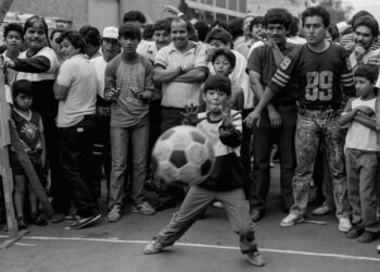 La exposición Fuera de lugar reúne 94 obras que exploran el futbol desde la comunidad, la memoria, la identidad y la resistencia social, más allá de los estadios y el espectáculo. |AMEXI/ FOTO: cultura.cdmx.gob.mx