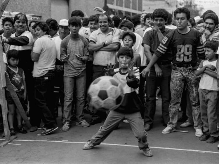 La exposición Fuera de lugar reúne 94 obras que exploran el futbol desde la comunidad, la memoria, la identidad y la resistencia social, más allá de los estadios y el espectáculo. |AMEXI/ FOTO: cultura.cdmx.gob.mx