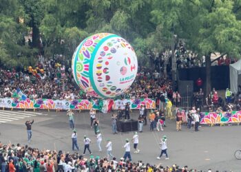 El Gran Desfile Mundialista, la fiesta del balón en Paseo de la Reforma