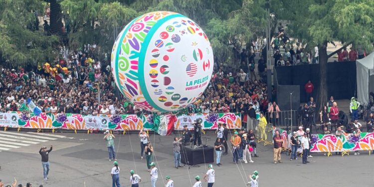 El Gran Desfile Mundialista, la fiesta del balón en Paseo de la Reforma