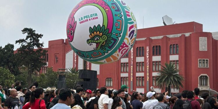 El Gran Desfile Mundialista, la fiesta del balón en Paseo de la Reforma