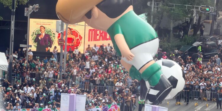 El Gran Desfile Mundialista, la fiesta del balón en Paseo de la Reforma