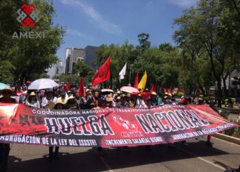 Con una marcha mutitudinaria y acompañados de organizaciones sociales, CNTE arranca con la Huelga Nacional