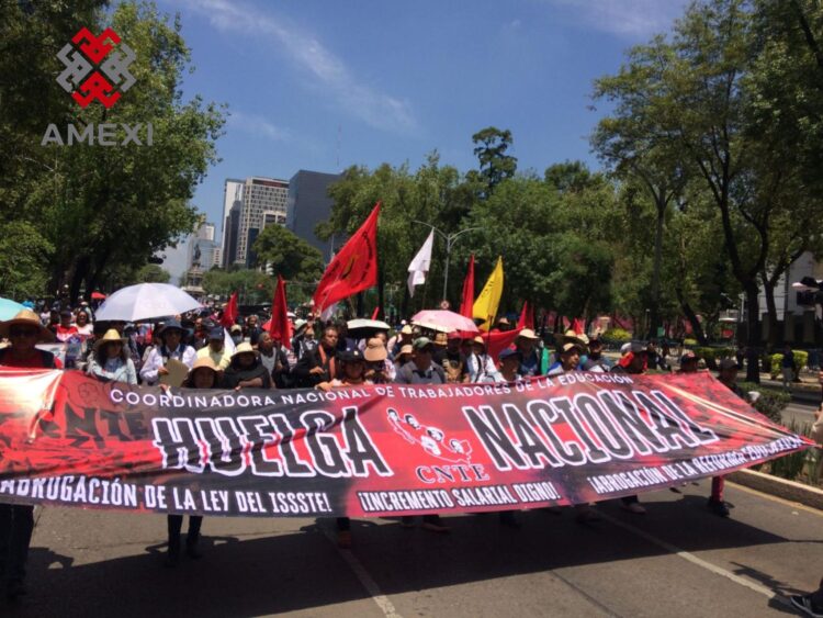 Con una marcha mutitudinaria y acompañados de organizaciones sociales, CNTE arranca con la Huelga Nacional