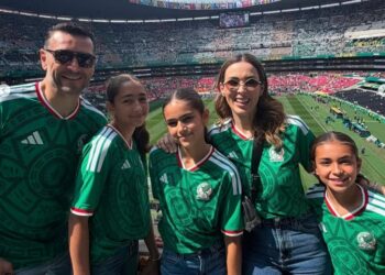 Jacky Bracamontes y su familia en la inauguración del Mundial 2026. | AMEXI/FOTO: IG