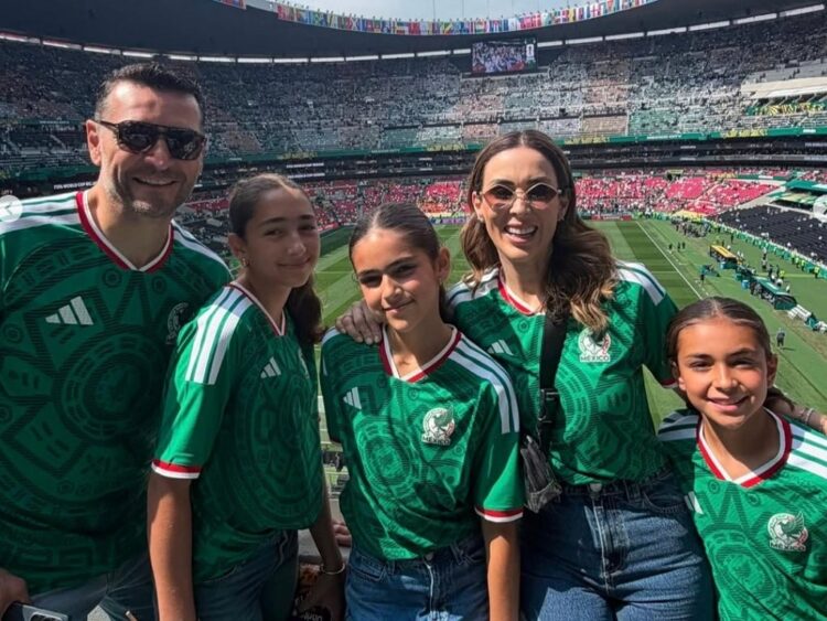 Jacky Bracamontes y su familia en la inauguración del Mundial 2026. | AMEXI/FOTO: IG