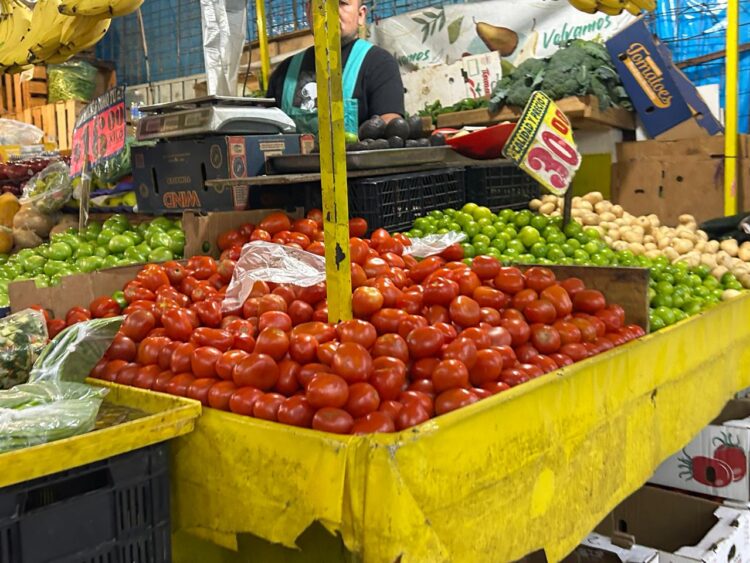 Analistas frenan alzas de inflación y recortan crecimiento en 2026
