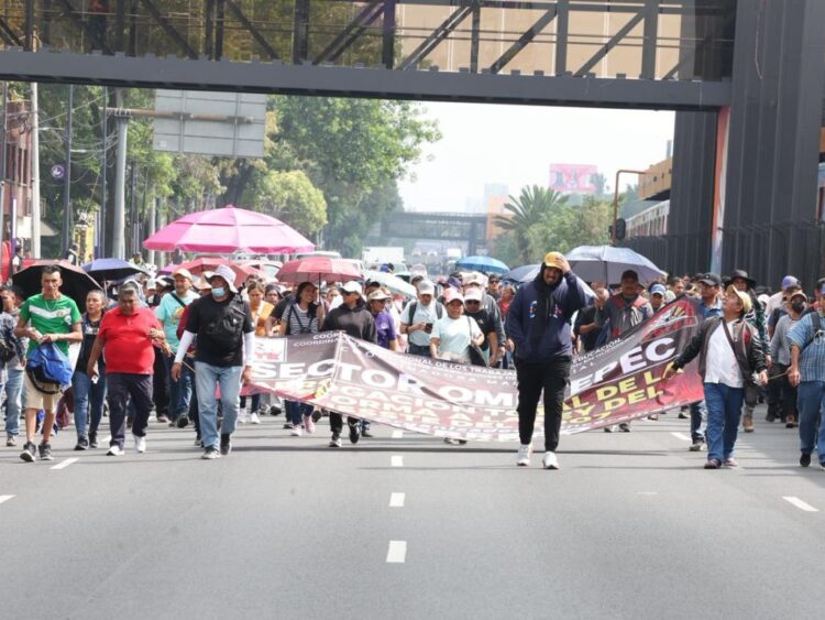 La CNTE sobre Tlalpan a la altura de Metro Xola .AMEXI Foto La Isabel