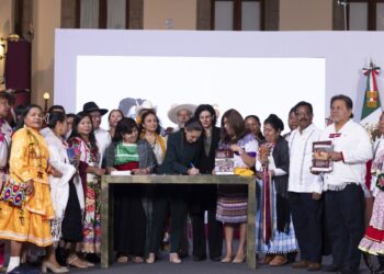 La presidenta Sheinbaum firmó la convocatoria para la consulta de Ley General de Derechos de los Pueblos Indígenas y Afromexicanos