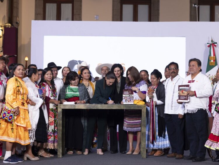 La presidenta Sheinbaum firmó la convocatoria para la consulta de Ley General de Derechos de los Pueblos Indígenas y Afromexicanos