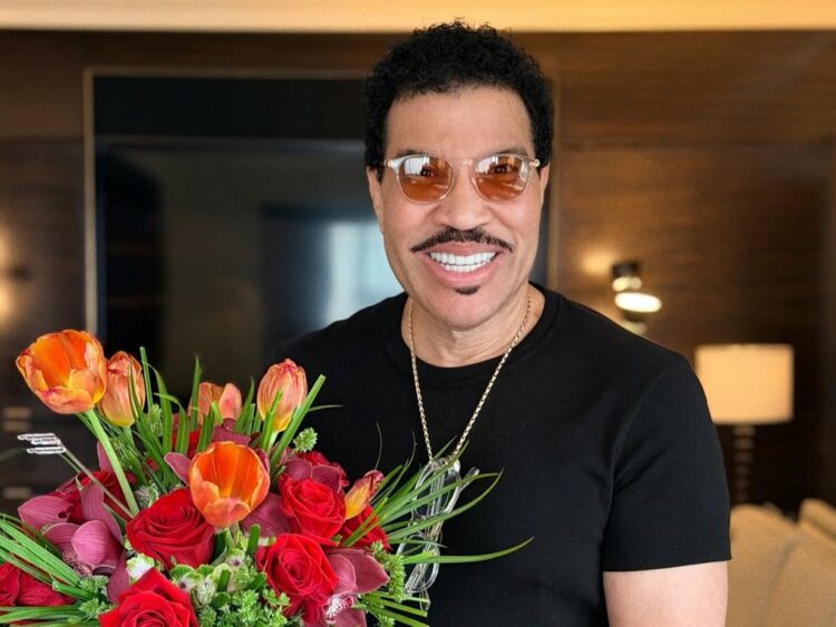 Lionel Richie preocupó a sus fans al detener un concierto por mareos. Reportan que fue hospitalizado tras abandonar el escenario. | AMEXI/FOTO: IG