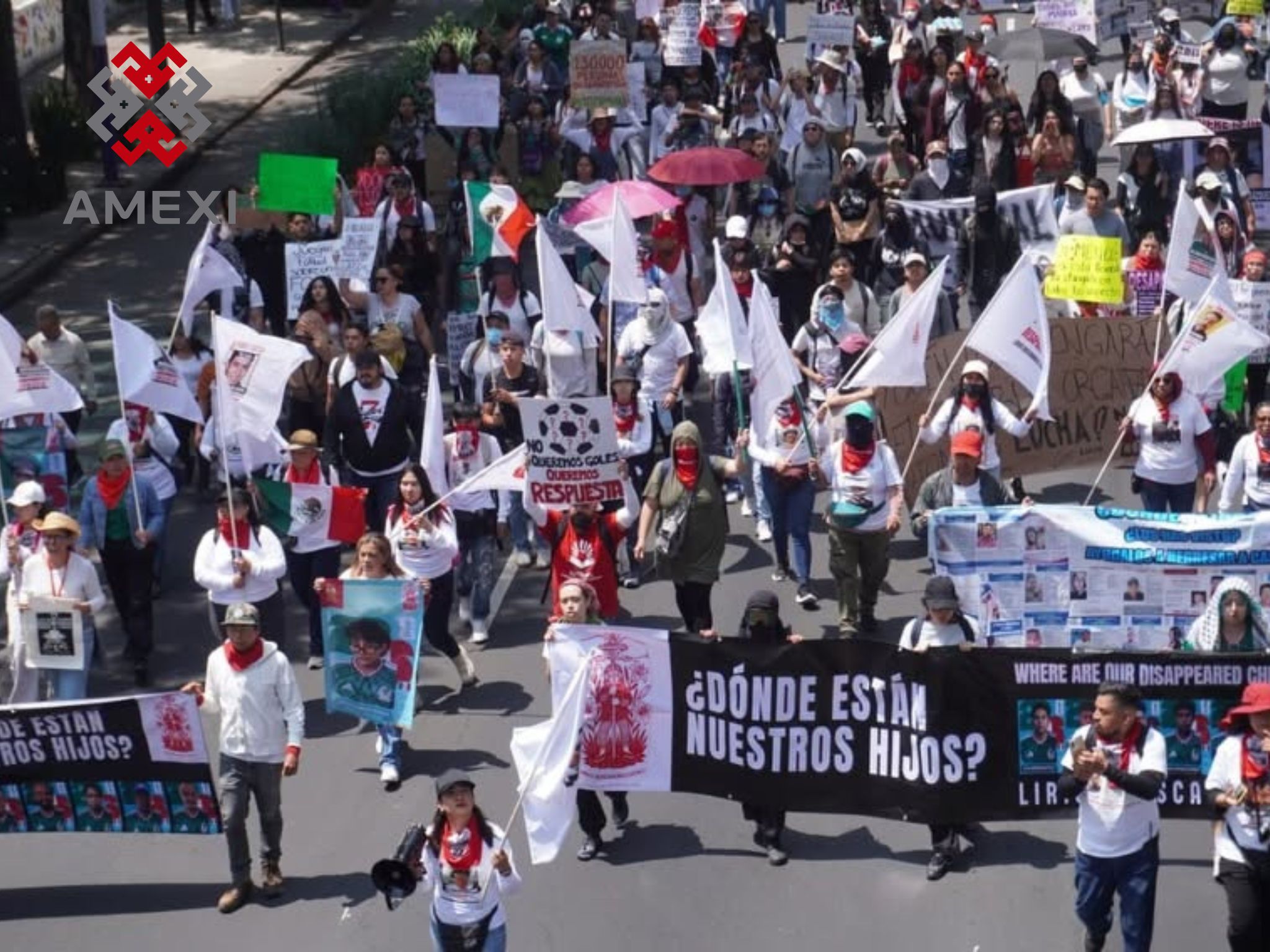 Colectivos de madres y familiares de personas desaparecidas, también marchan en el marco de la inauguración de la Copa Mundial FIFA 2026, en la CDMX, este 11 de junio